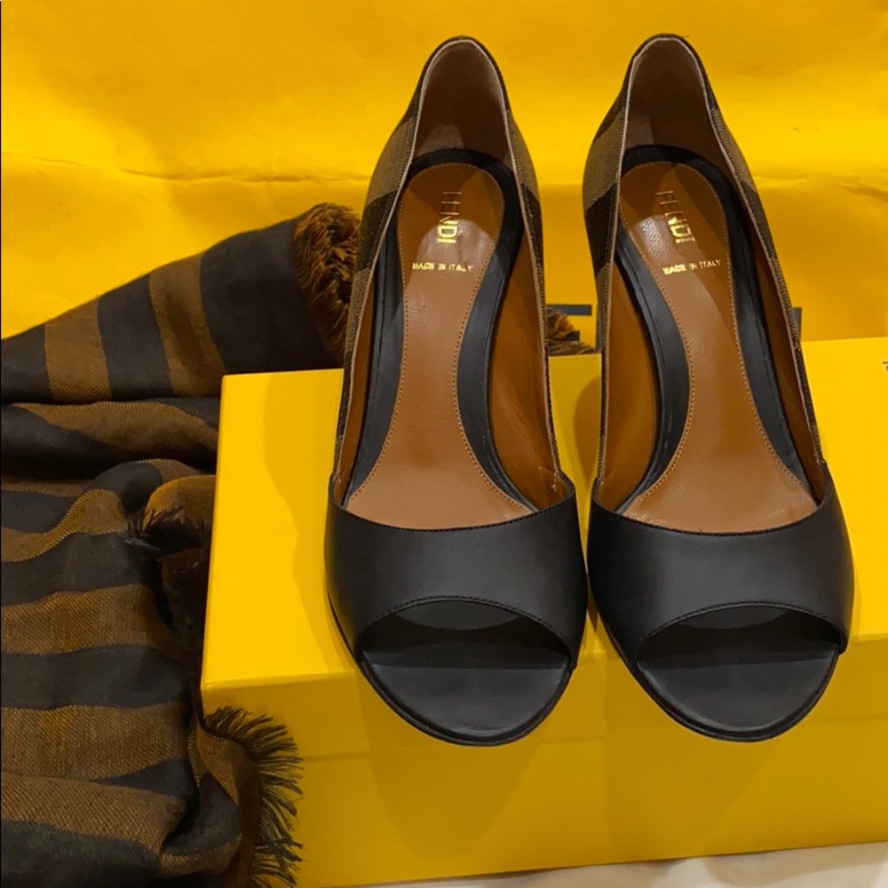 Fendi heels 👠 ( pequin )